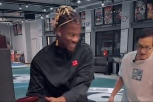 眼睛会了但手和脚还没全会🤣巴特勒中国行 成龙教他打咏春