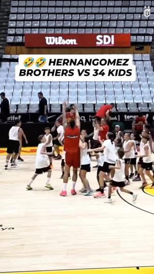 🤣谁赢了？埃尔南戈麦斯两兄弟和34个小孩打比赛！球场乱作一团