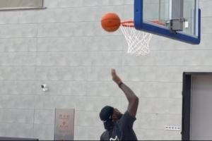 篮板+1！詹姆斯示范对抗上篮翻车 空篮不进🤣